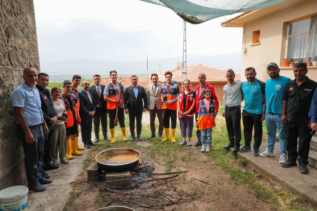 Sayın Valimiz, “Köyümde 3 Gün” projesi kapsamında Erzincan merkeze bağlı Binkoç köyünde bulunan öğrencilerimizi ziyaret etti.
